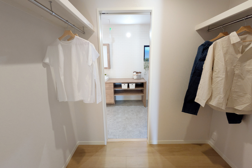 洗面室に隣接するファミリーウォークインクローゼット♪