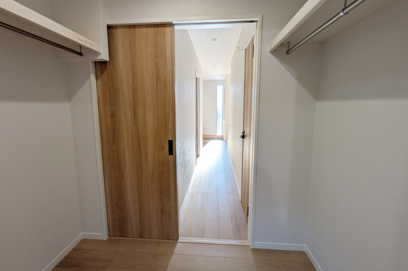 1階玄関奥のファミリーウォークインクローゼット